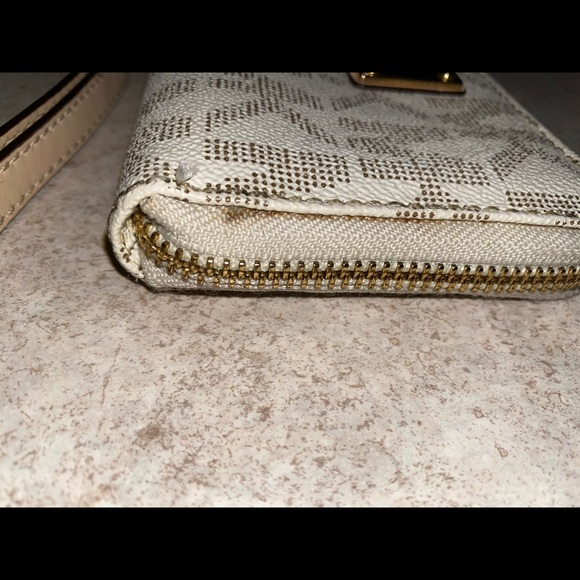 Michael Kors Wallet - Picture 3 of 7